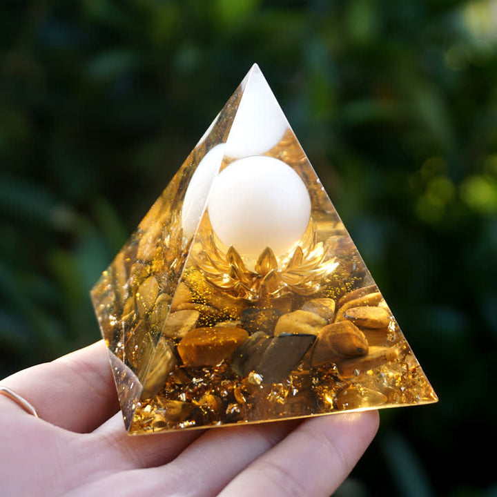 Sfera di agata bianca Olivenorma con piramide di orgone di loto con occhio di tigre