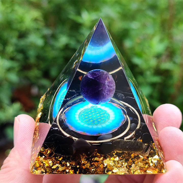 Sfera di cristallo di ametista Olivenorma con piramide di orgone di ossidiana 