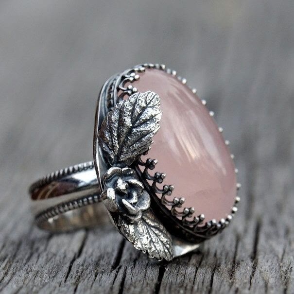 Anello ovale in quarzo rosa con fiore di cotiledone Olivenorma