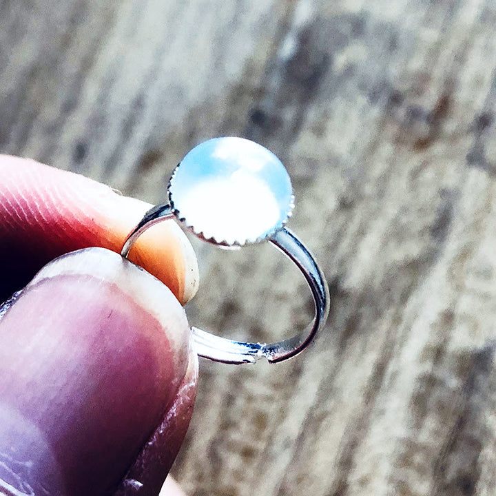 Anello regolabile semplice a semicerchio con pietra di luna e opale Olivenorma 