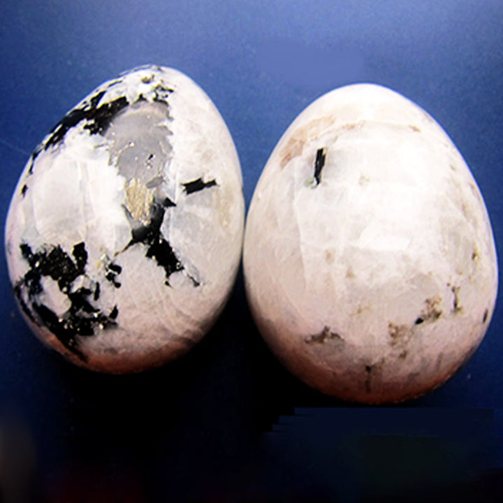Uovo di cristallo di tormalina e pietra di luna di Pasqua, nuovi inizi