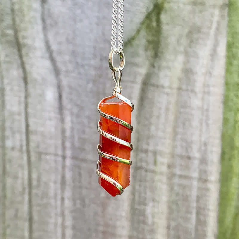 Collana di cristallo con testa di proiettile esagonale a forma di corniola Olivenorma