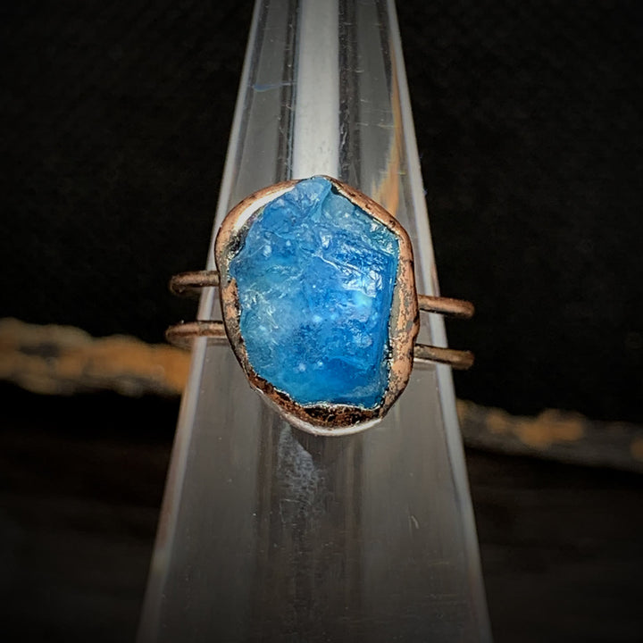 Anello regolabile Olivenorma con dodici pietre portafortuna in pietra grezza irregolare naturale 