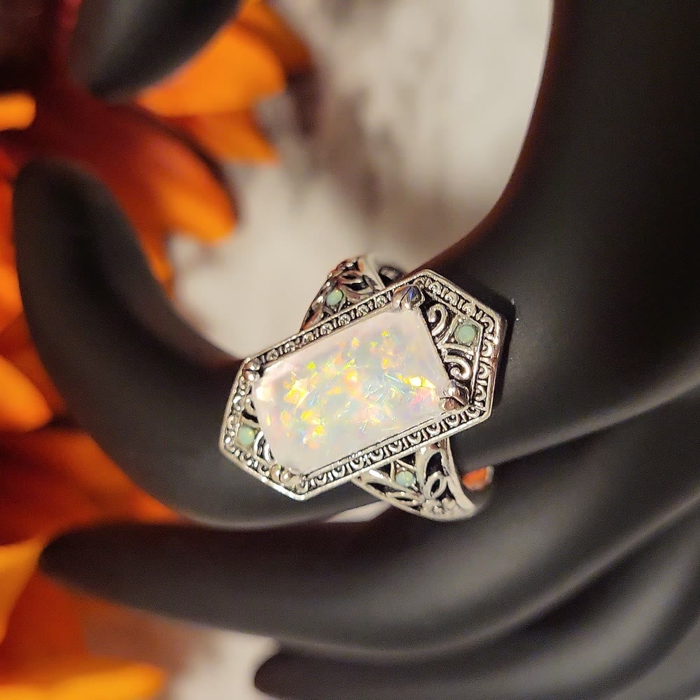 Anello in argento antico con opale bianco quadrato Olivenorma
