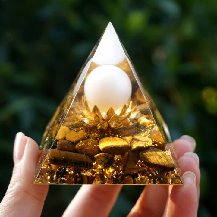 Sfera di agata bianca Olivenorma con piramide di orgone di loto con occhio di tigre