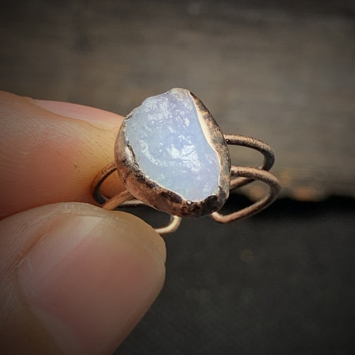 Anello regolabile Olivenorma con dodici pietre portafortuna in pietra grezza irregolare naturale 