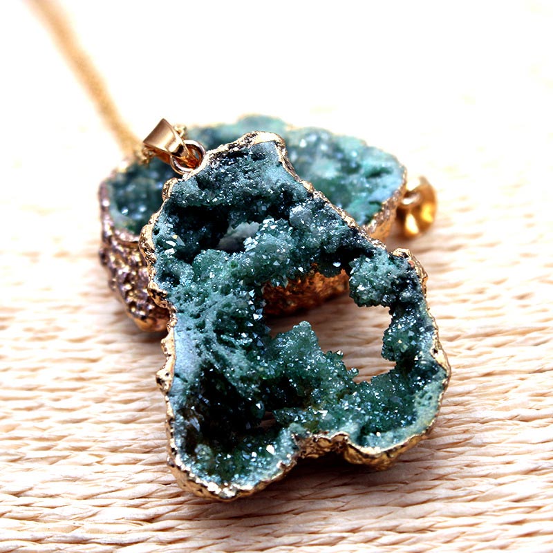 Ciondolo in geode di cristallo naturale