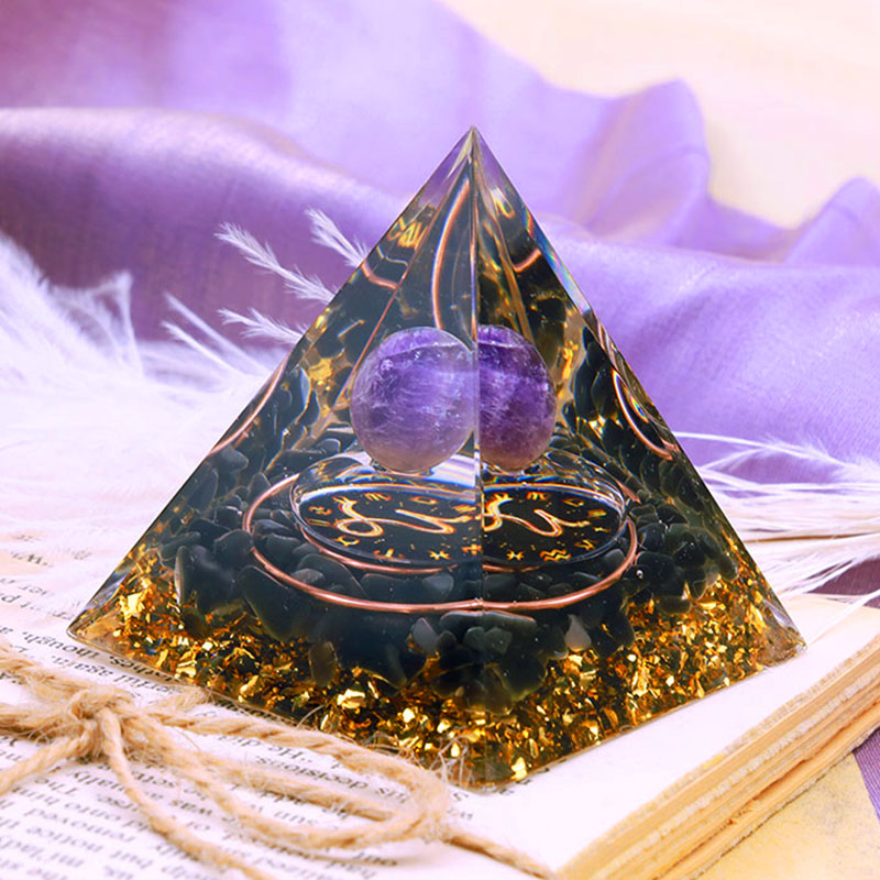 Sfera di ametista Olivenorma con piramide di orgone dello zodiaco Capricorno in ossidiana