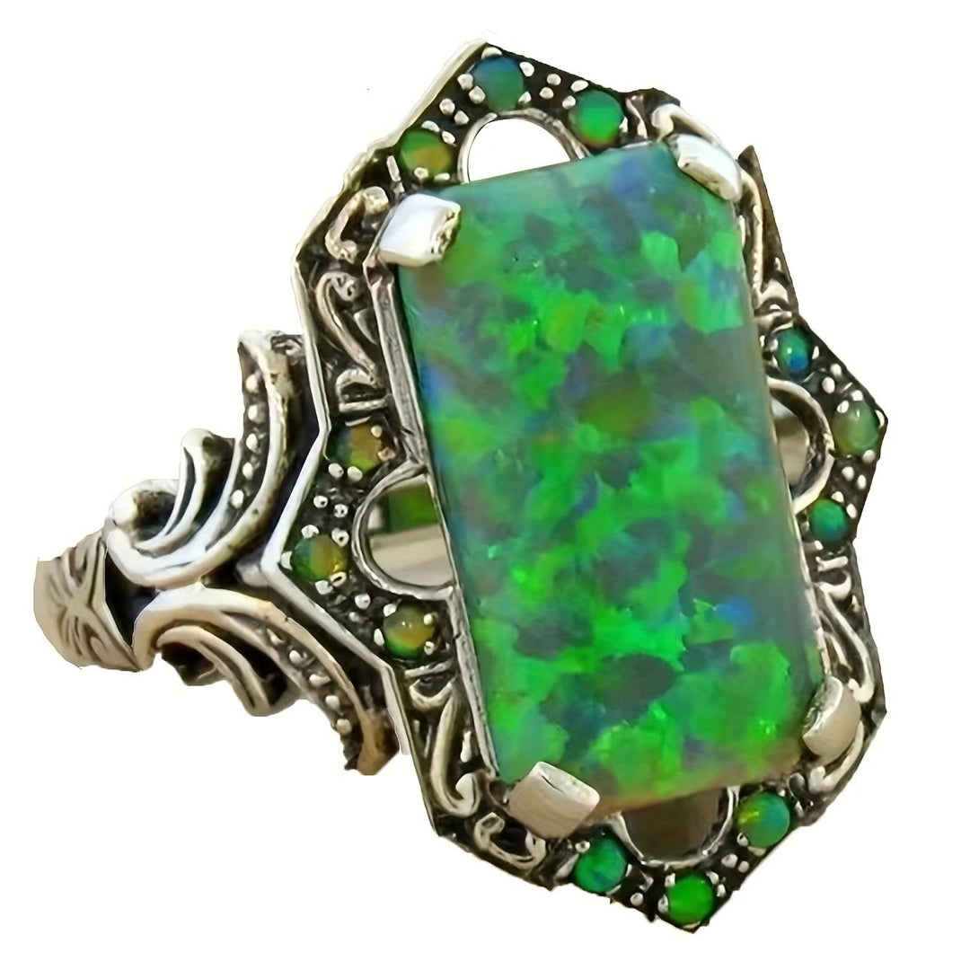 Anello in argento antico con opale bianco quadrato Olivenorma