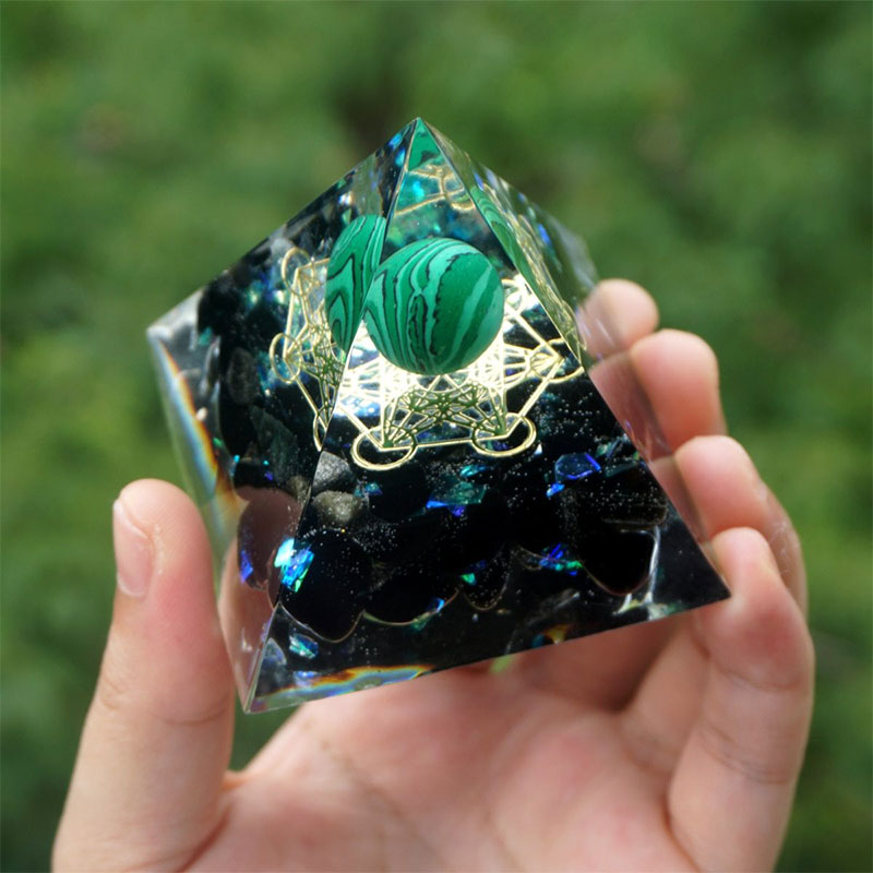 Sfera di malachite Olivenorma e piramide di orgone curativa in ossidiana