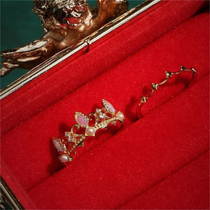 Anello con corona di Raperonzolo in perle d'acqua dolce e opalite Olivenorma 