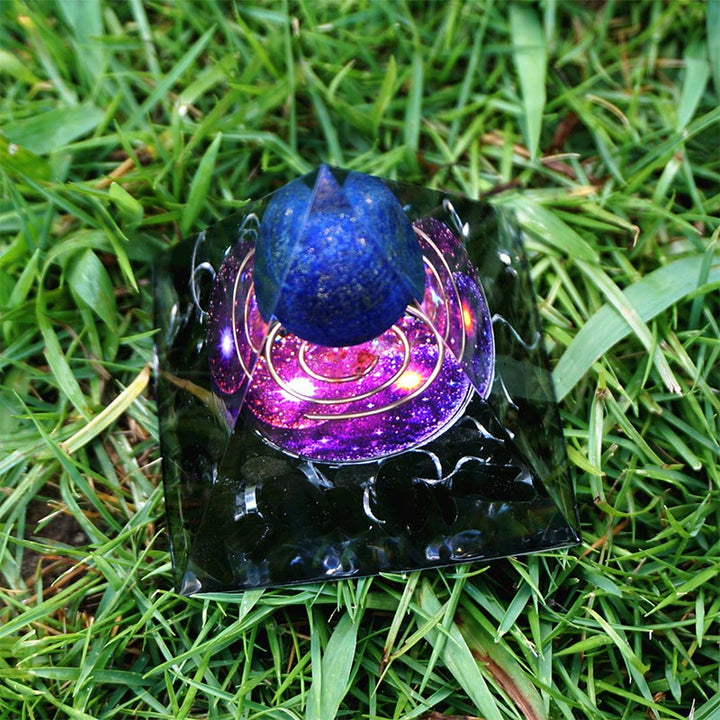 Sfera di lapislazzuli Olivenorma con piramide di orgone di ossidiana