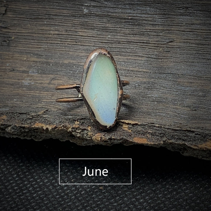 Anello regolabile Olivenorma con dodici pietre portafortuna in pietra grezza irregolare naturale 