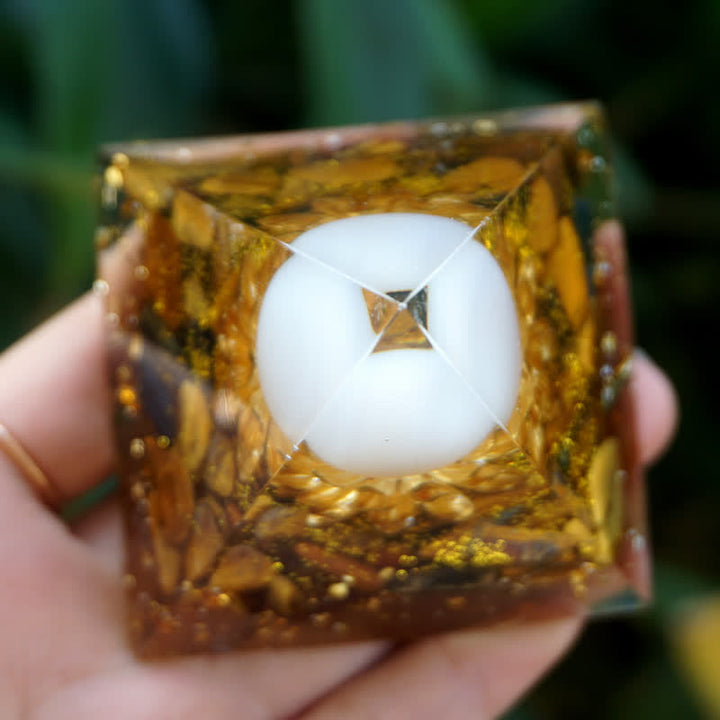 Sfera di agata bianca Olivenorma con piramide di orgone di loto con occhio di tigre