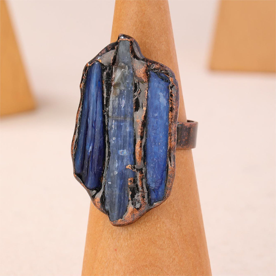 Anello regolabile con apertura irregolare grezza in cianite Olivenorma