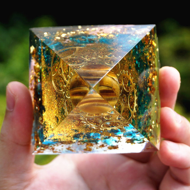 Sfera di occhio di tigre Olivenorma con piramide di orgone di quarzo blu 