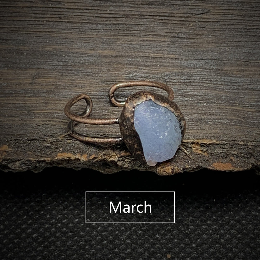 Anello regolabile Olivenorma con dodici pietre portafortuna in pietra grezza irregolare naturale 