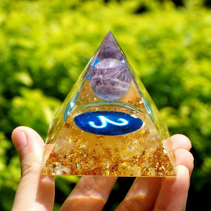 Ametista Olivenorma con piramide di orgone dello zodiaco Ariete rutilato dorato