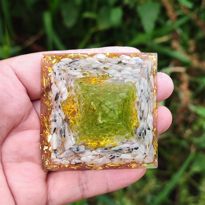 Pietra di luna Olivenorma con piramide di orgone dell'albero della vita di peridoto