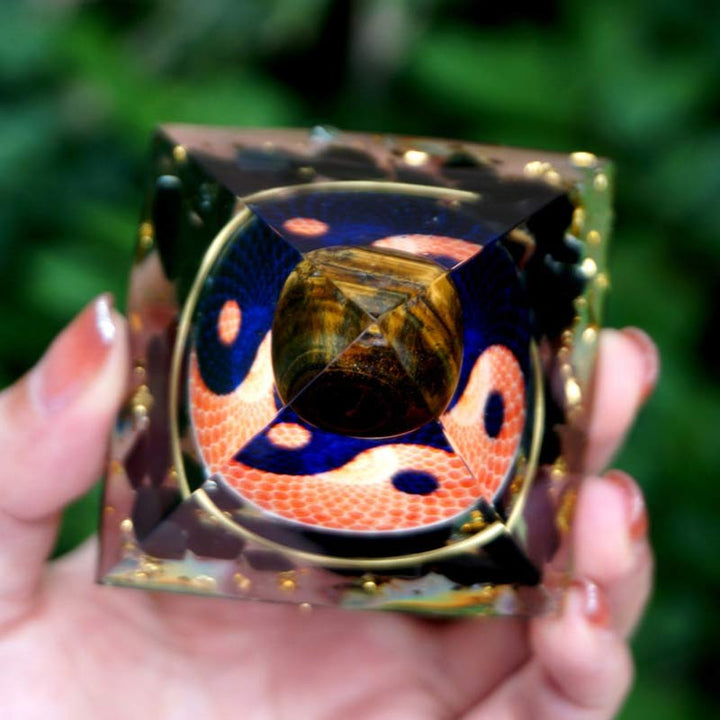 Sfera di occhio di tigre Olivenorma con piramide di ossidiana Reki Orgone