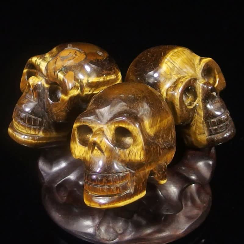 Decorazione di Halloween con teschio di cristallo e occhi di tigre Olivenorma