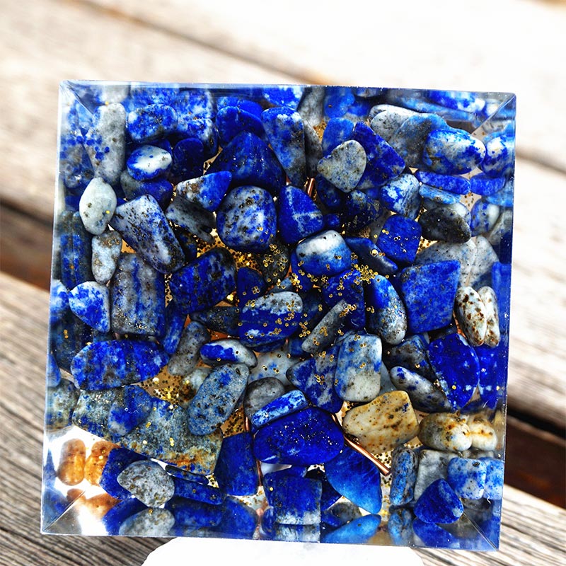 Piramide di orgone in avventurina gialla Olivenorma con lapislazzuli 
