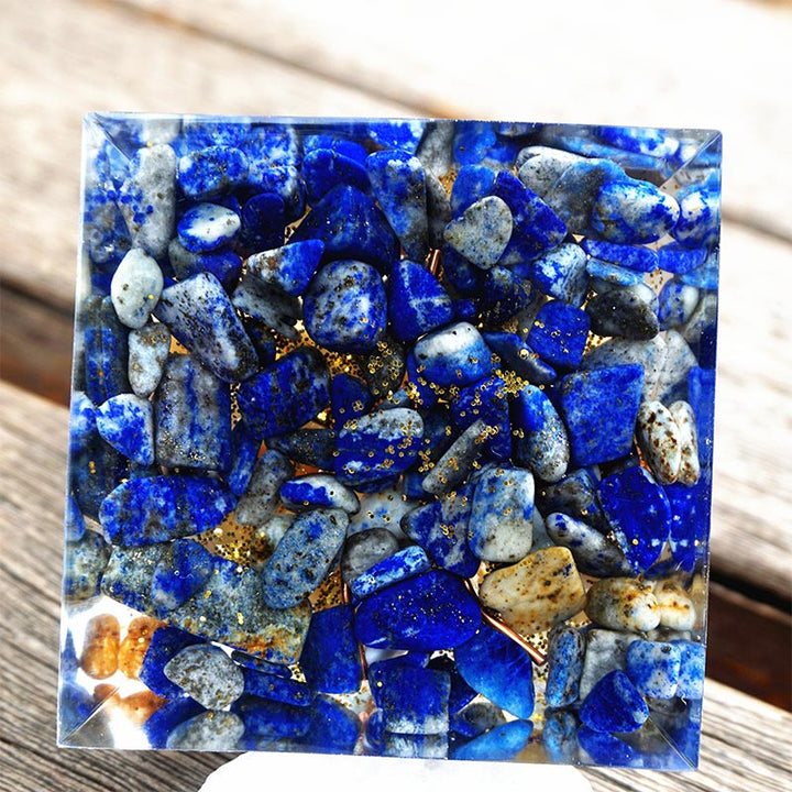Piramide di orgone in avventurina gialla Olivenorma con lapislazzuli 