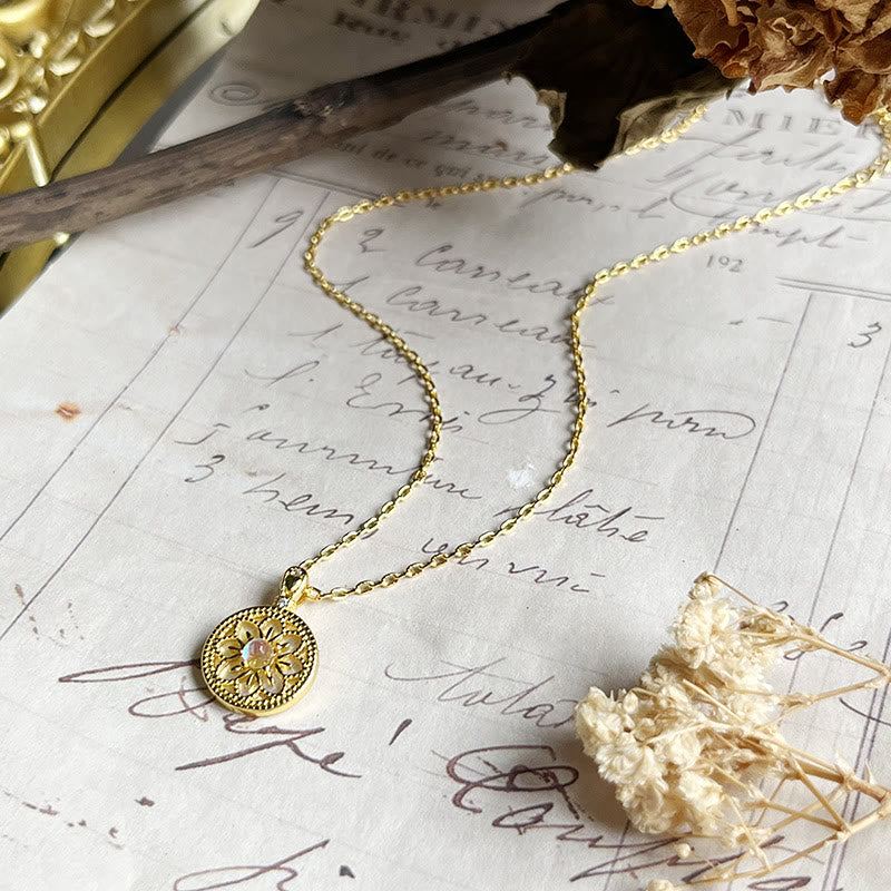 Collana con ciondolo rotondo a forma di fiore in pietra di luna Olivenorma