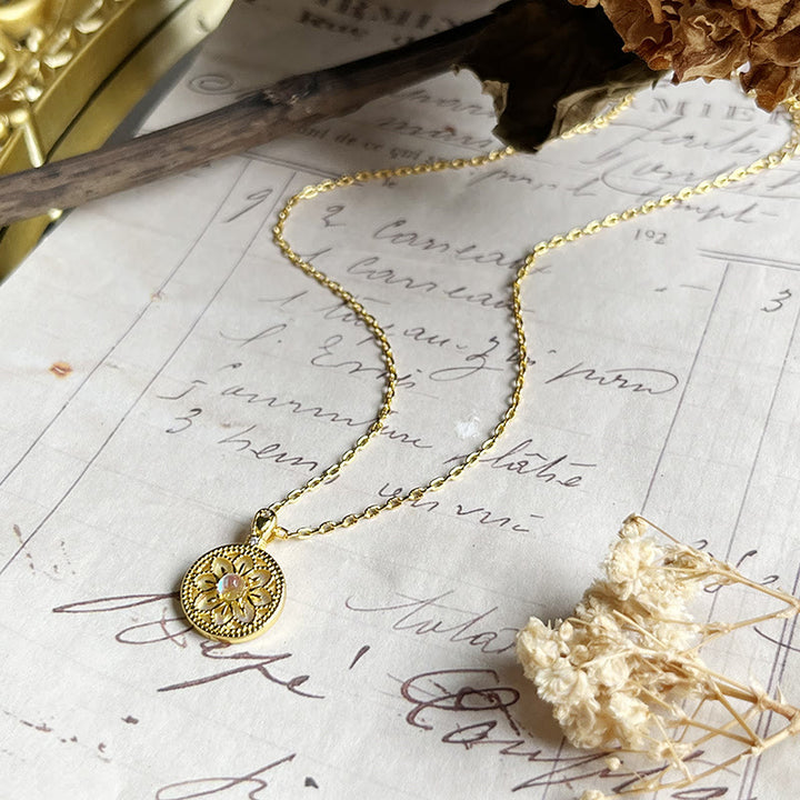Collana con ciondolo rotondo a forma di fiore in pietra di luna Olivenorma