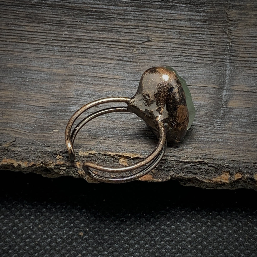 Anello regolabile Olivenorma con dodici pietre portafortuna in pietra grezza irregolare naturale 