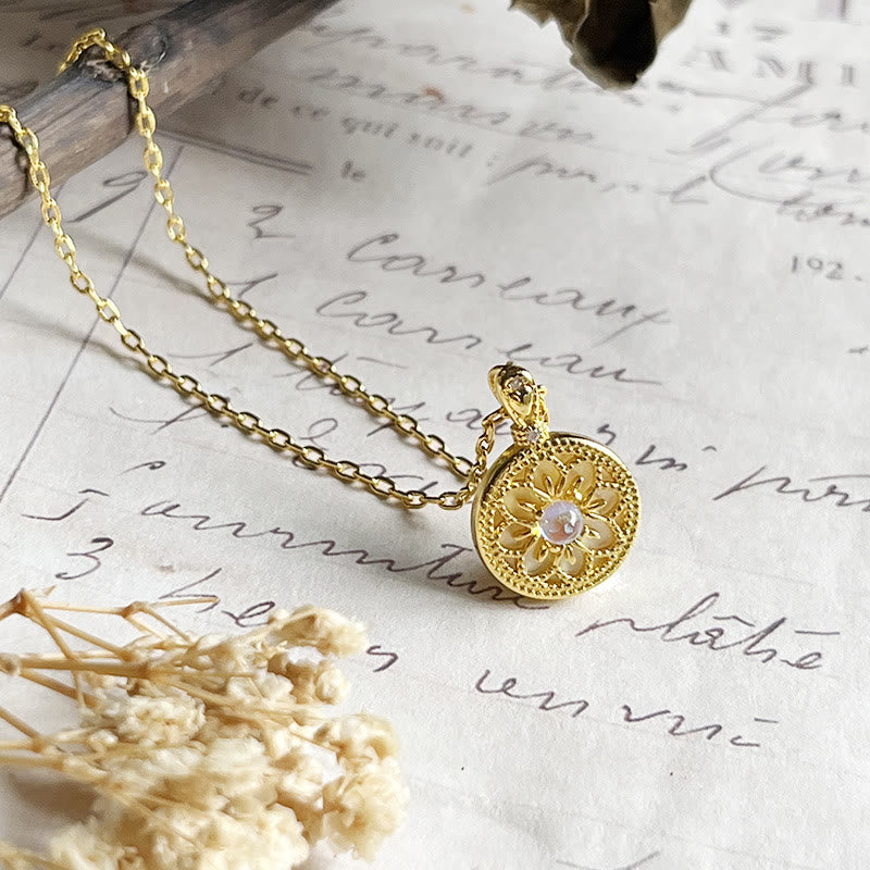 Collana con ciondolo rotondo a forma di fiore in pietra di luna Olivenorma