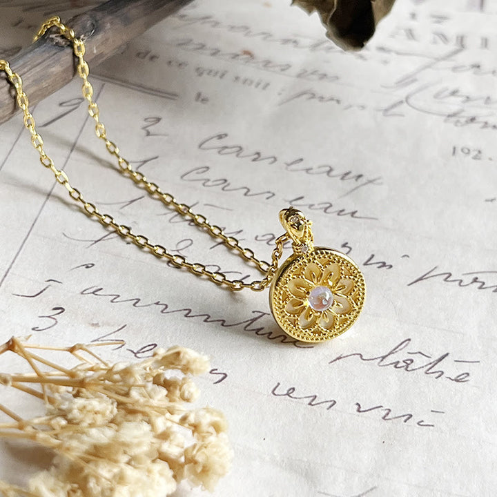Collana con ciondolo rotondo a forma di fiore in pietra di luna Olivenorma