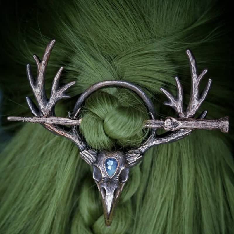 Olivenorma delicata forcina con corna di corvo e teschio di pietra di luna