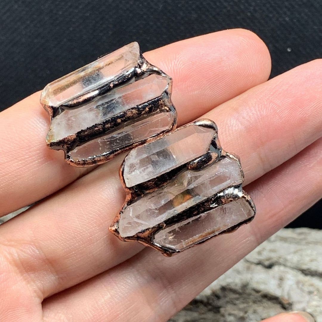 Anello regolabile con combinazione tripla irregolare in quarzo ialino naturale Olivenorma