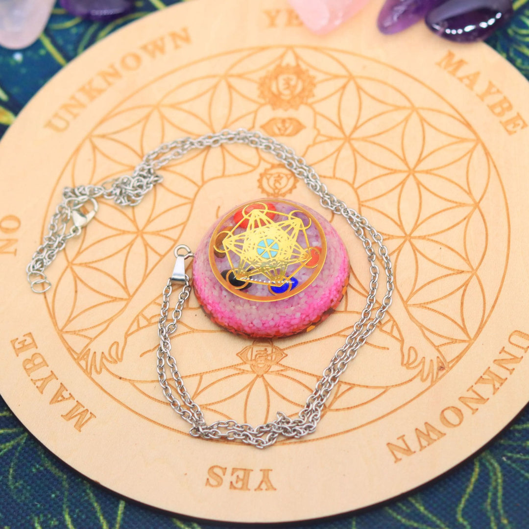Collana con ciondolo in cristallo di ghiaia epossidica con cubo di Metatron di Olivenorma
