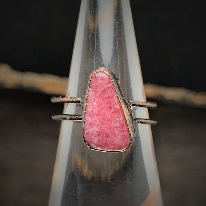 Anello regolabile Olivenorma con dodici pietre portafortuna in pietra grezza irregolare naturale 